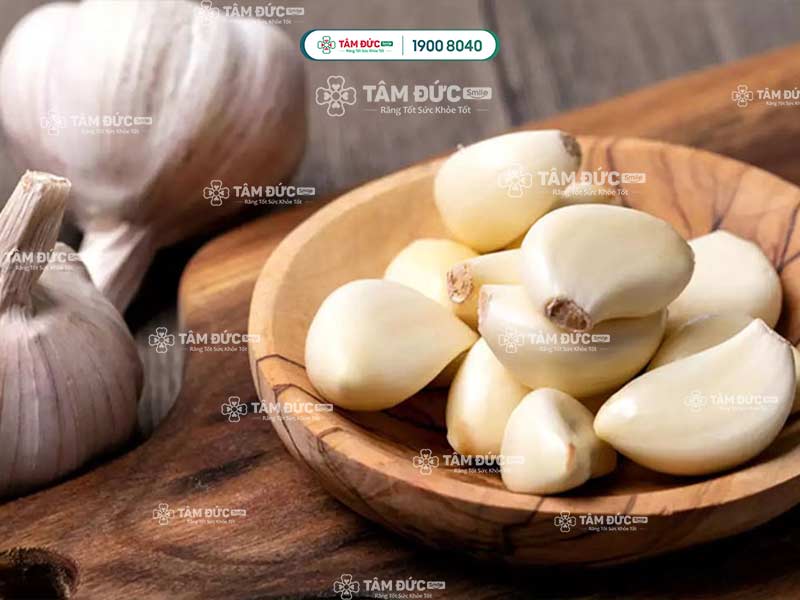 mẹo giảm đau nhức răng bằng tỏi